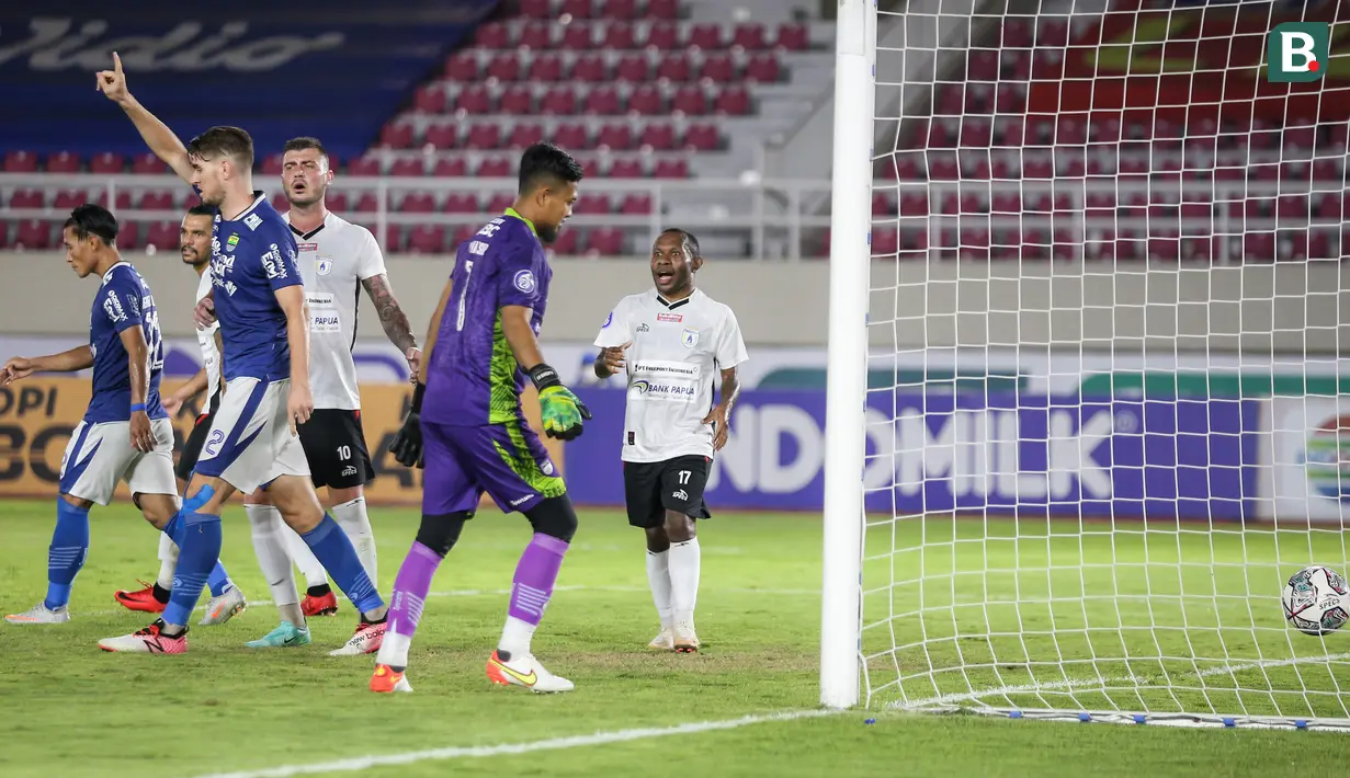 Ekspresi kecewa pemain Persipura Jayapura, Yohanes Pahabol (kanan) setelah golnya ke gawang Persib Bandung dianulir wasit dalam laga pekan ke-10 BRI Liga 1 2021/2022 di Stadion Manahan, Solo, Sabtu (30/10/2021). (Bola.com/Bagaskara Lazuardi)