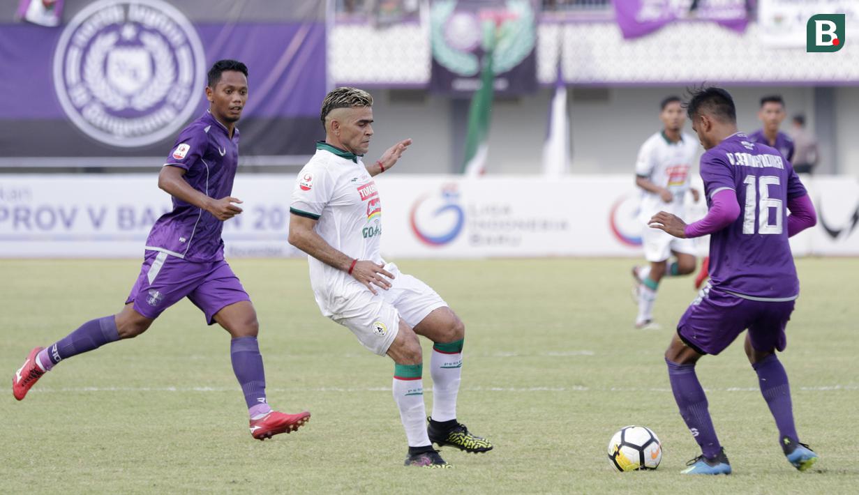Striker PSS Sleman, Cristian Gonzales, saat melawan Persita Tangerang pada laga Liga 2 di Stadion Benteng Taruna, Tangerang, Jumat (26/10/2018). Kedua tim bermain imbang 1-1. (Bola.com/M Iqbal Ichsan)