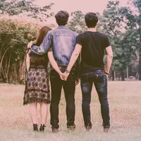 Ilustrasi pasangan terjebak cinta segitiga/copyrightshutterstock/CHOTE BKK