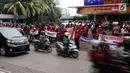 Karyawan Eks 7-Eleven melakukan Demo di depan Kantor Pengusaha Sungkono Honoris, Gedung Ricoh, Jakarta, Rabu (9/1). Mereka menuntut pembayaran uang pesangon yang sampai saat ini belum mereka terima semenjak 7-Eleven tutup. (Liputan6.com/Johan Tallo)