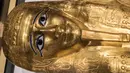 Penampakan peti mati emas mumi Nedjemankh yang dipajang di Museum Nasional Peradaban Mesir, Kairo, Selasa (1/10/2019). Rencananya pada 2020, peti mati itu akan dipamerkan Museum Agung Mesir. (Khaled DESOUKI/AFP)