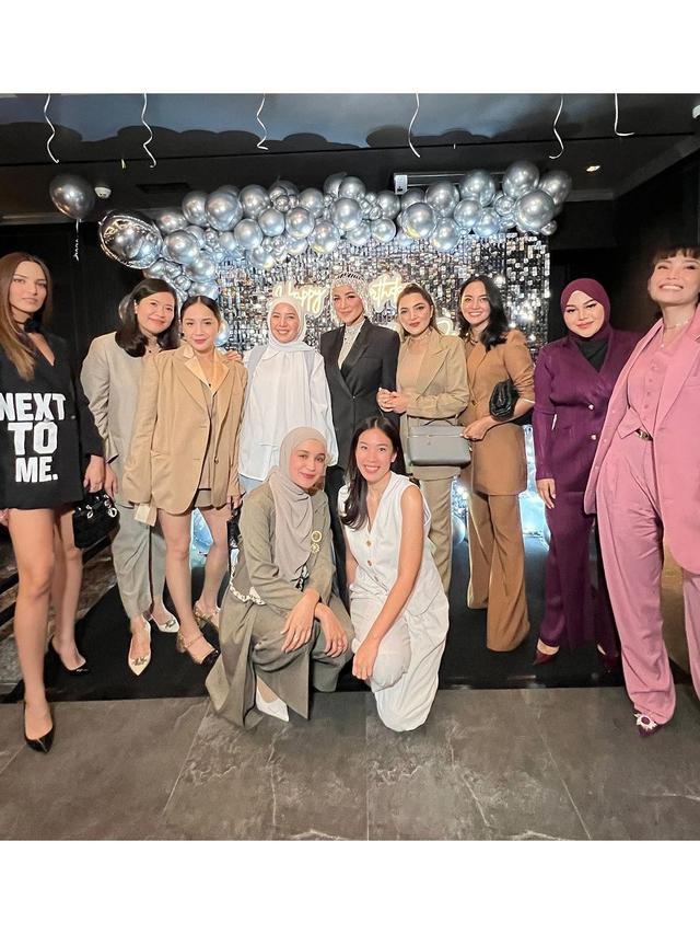 7 Potret Pesta Ultah Olla Ramlan ke-44, Gaya Memukau Geng Cendol Jadi Sorotan