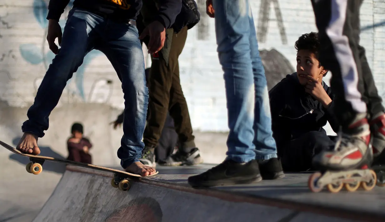 Anggota Gaza Skate Team mempraktekkan keterampilan skateboard dan sepatu roda di sebuah pelabuhan di Kota Gaza pada 8 Maret 2019. Salah satu misi kelompok yang beranggotakan 20 remaja itu adalah mengubah energi yang digunakan untuk perang menjadi berolahraga. (REUTERS/Mohammed Salem)