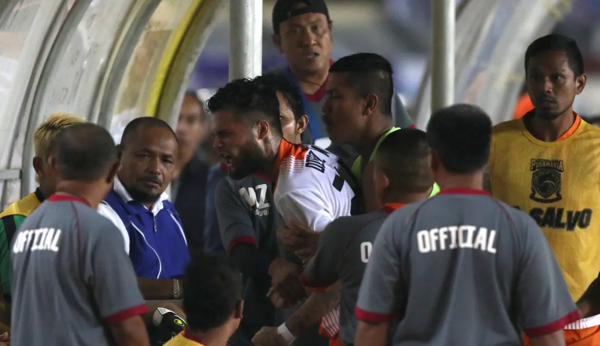 Pemain Pusamania Borneo FC, Diego Michiels, melampiaskan emosinya setelah menerima kartu merah saat bertanding melawan Persib dalam leg kedua perempatfinal Piala Presiden 2015 di Stadion Si Jalak Harupat, Bandung, Sabtu (26/9/2015). (Bola.com/Arief Bagus)