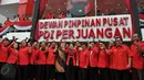 Megawati Soekarnoputri berpose bersama pengurus DPP PDIP usai meresmikan gedung baru DPP PDIP di Jalan Diponegoro, Jakarta Pusat, Senin (1/6/2015). Gedung baru DPP PDIP itu senilai Rp.42,6 miliar. (Liputan6.com/Herman Zakharia)