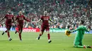 Para pemain Liverpool merayakan gelar juara Piala Super Eropa 2019 setelah mengalahkan Chelsea di Stadion Vodafone Park, Istanbul, Rabu (4/8). Liverpool mengalahkan Chelsea lewat adu penalti dengan skor 5-4. (AP/Lefteris Pitarakis)