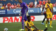 Gelandang Barcelona, Ansu Fati, terjatuh saat melawan Osasuna pada laga La Liga di Stadion El Sadar, Pamplona, Sabtu (31/8). Kedua klub bermain imbang 2-2. (AP/Alvaro Barrientos)