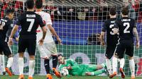Kiper Manchester United, David de Gea berusaha menangkap bola saat bertanding melawan Sevilla di leg pertama babak 16 besar Liga Champions di stadion Ramon Sanchez Pizjuan, Spanyol (21/2). MU bermain imbang 0-0 atas Sevilla. (AP Photo/Miguel Morenatti)