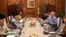 Sugiono menambahkan kedua negara sepakat untuk menjaga stabilitas ekonomi dan kawasan melalui kerja sama yang erat dan berkelanjutan. Tampak dalam foto, Menteri Luar Negeri Indonesia Sugiono (kedua dari kiri) dan Menteri Luar Negeri Singapura Vivian Balakrishnan (kedua dari kanan) berbicara saat pertemuan mereka di Gedung Kementerian Luar Negeri, Jakarta pada Selasa 12 Mei 2026. (BAY ISMOYO/AFP)