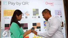 CEO Dimo Pay Indonesia Brata Rafly (kanan) mengajarkan penggunaan QR Store saat Dimo Pop Up Market di Jakarta, Selasa (26/4). Dimo Pay Indonesia, startup mobile payment, memperkenalkan solusi pembayaran digital Pay by QR. (Liputan6.com/Angga Yuniar)