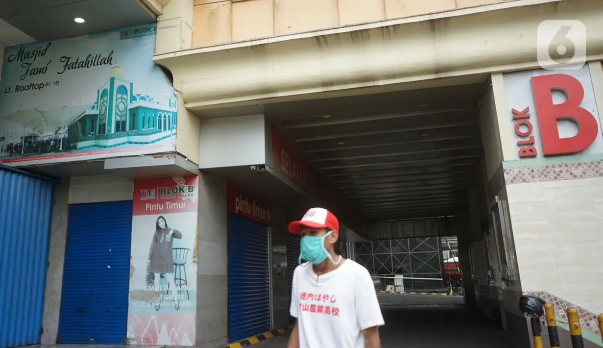 Seorang pria berjalan di kawasan Pasar Tanah Abang, Jakarta, Senin (11/5/2020). Pemerintah Provinsi DKI Jakarta kembali memperpanjang penutupan sementara Pasar Tanah Abang hingga 22 Mei 2020 untuk mencegah penyebaran virus corona COVID-19. (Liputan6.com/Immanuel Antonius)