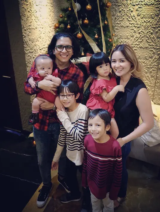 "Kita sampe jual mobil untuk Zio. Banyak hal yang kami korbankan juga sih. Beberapa tunggakan juga terjadi di keluarga kita. Tapi kita tetap happy untuk semua, kalau sampai harus jual rumah, akan kita jual," Raditya Oloan. (Instagram/joannaalexandra)