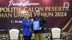 Ketua Komisi Pemilihan Umum (KPU) Hasyim Asy'ari (kanan) menerima berkas pendaftaran dari Ketua Umum Partai Amanat Nasional (PAN)Zulkifli Hasan saat Pendaftaran Partai Politik Calon Peserta Pemilu tahun 2024 di Gedung KPU, Jakarta, Rabu (10/8/2022). KPU menerima berkas dari 4 partai politik yang mendaftar sebagai calon peserta Pemilu 2024 di hari kesepuluh pendaftaran. (Liputan6.com/Faizal Fanani)