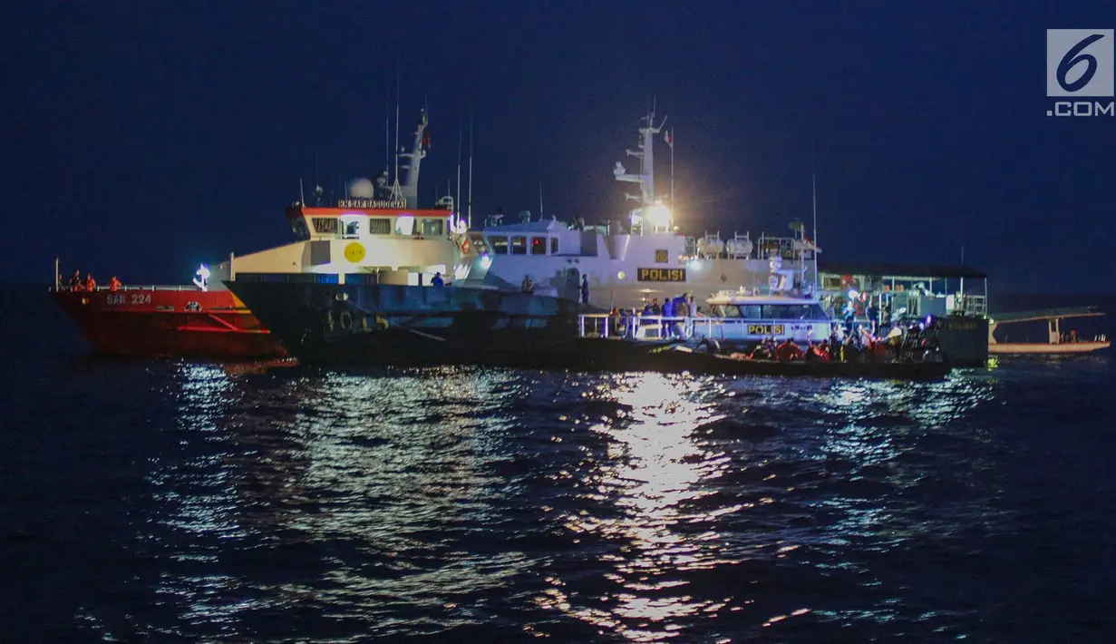 Suasana saat Basarnas dibantu TNI dan Polri mencari puing serta korban pesawat Lion Air JT 610 di perairan Karawang, Jawa Barat, Senin (29/10). Pencarian terus dilakukan hingga malam hari. (Liputan6.com/Faizal Fanani)