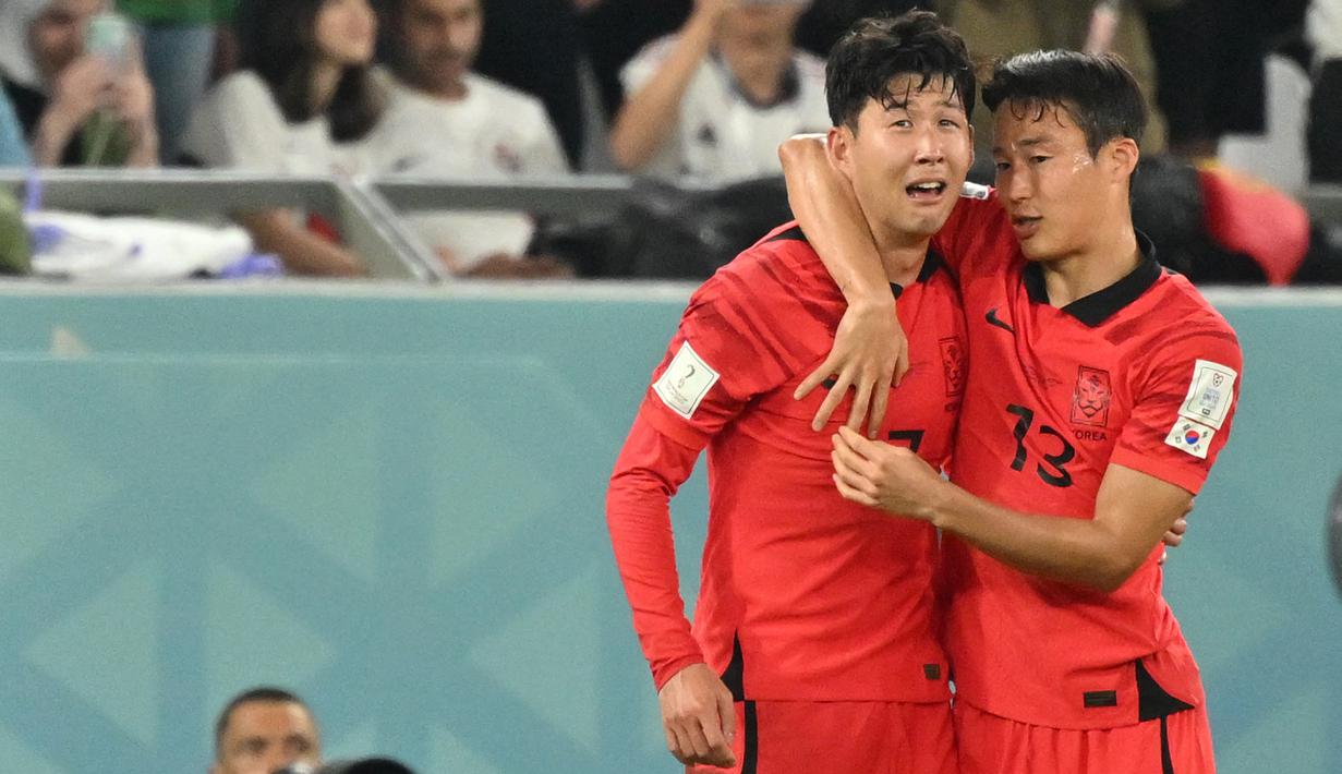 Son Heung-min menangis usai dirinya mampu memberi umpan yang mampu dikonversikan olehrekan satu timnya menjadi gol kemenangan atas Portugal. (AFP/Jung Yeon-je)