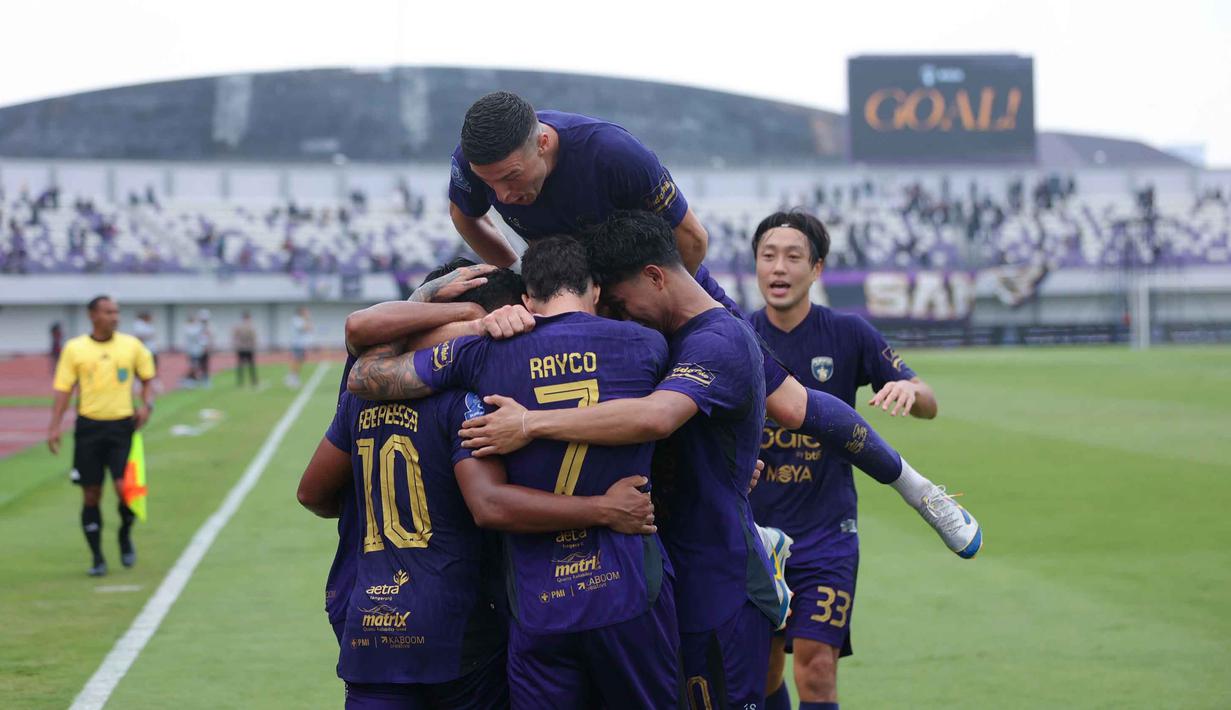 Pemain Persita Tangerang merayakan gol mereka ke gawang PSIM Yogyakarta dalam pertandingan pekan kesembilan BRI Super League di Indomilk Arena, Tangerang, Banten pada Jumat (17/10/2025) sore WIB. (Bola.com/M Iqbal Ichsan)