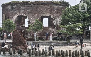 Wisatawan saat berkunjung ke Pulau Kelor, Kepulauan Seribu, Jakarta, Minggu (11/4/2021). Pariwisata Kepulauan Seribu mulai ramai dikunjungi wisatawan setelah beberapa waktu lalu Pemprov DKI membuka kembali seiring menurunnya kasus Covid-19. (merdeka.com/Iqbal S Nugroho)