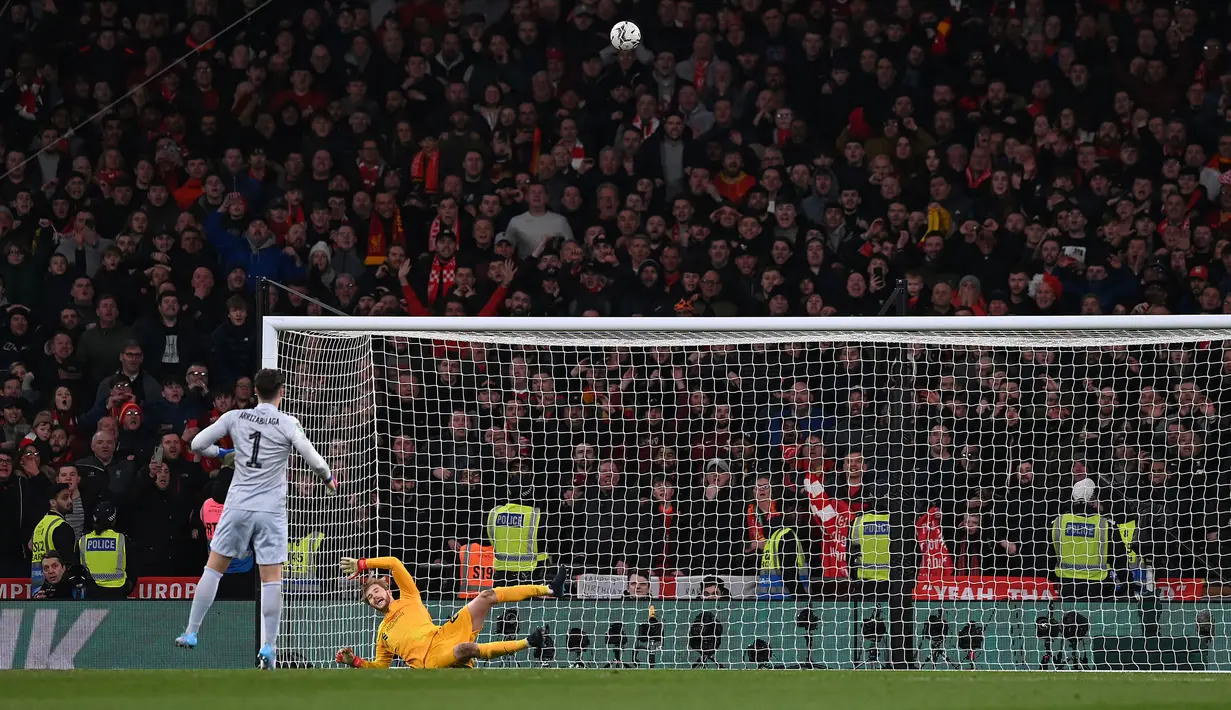 Sayang beribu sayang, Kepa yang ditunjuk sebagai pengganti Mendy sekaligus menjadi penendang terakhir Chelsea gagal melakukan tugas yang diberikan oleh Thomas Tuchel. Bola yang ditendang malah melambung tinggi di atas mistar gawang. (AFP/Glyn Kirk)