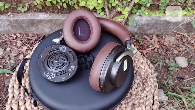 Earcup Shure Aonic 50 bisa dilepas pasang. Liputan6.com/Iskandar