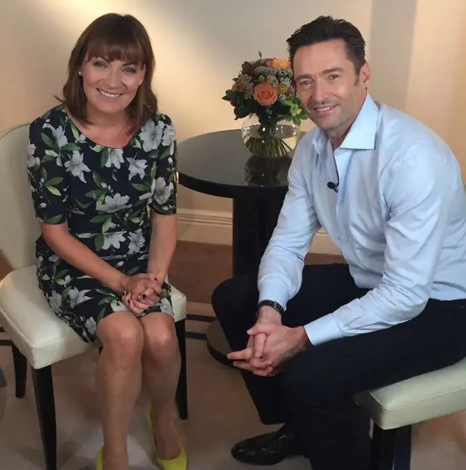 Hugh Jackman saat bersama presenter Lorraine Kelly. (Twitter)