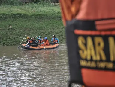 Petugas SAR gabungan menyisir aliran kanal saat pencarian hari kedua korban tenggelam di Kanal Banjir Timur, Duren Sawit, Jakarta Timur, Selasa (2/11/2021). Pencarian berinisial ABP (9) diperluas menjadi radius 6 kilometer dari lokasi kejadian. (merdeka.com/Iqbal S. Nugroho)