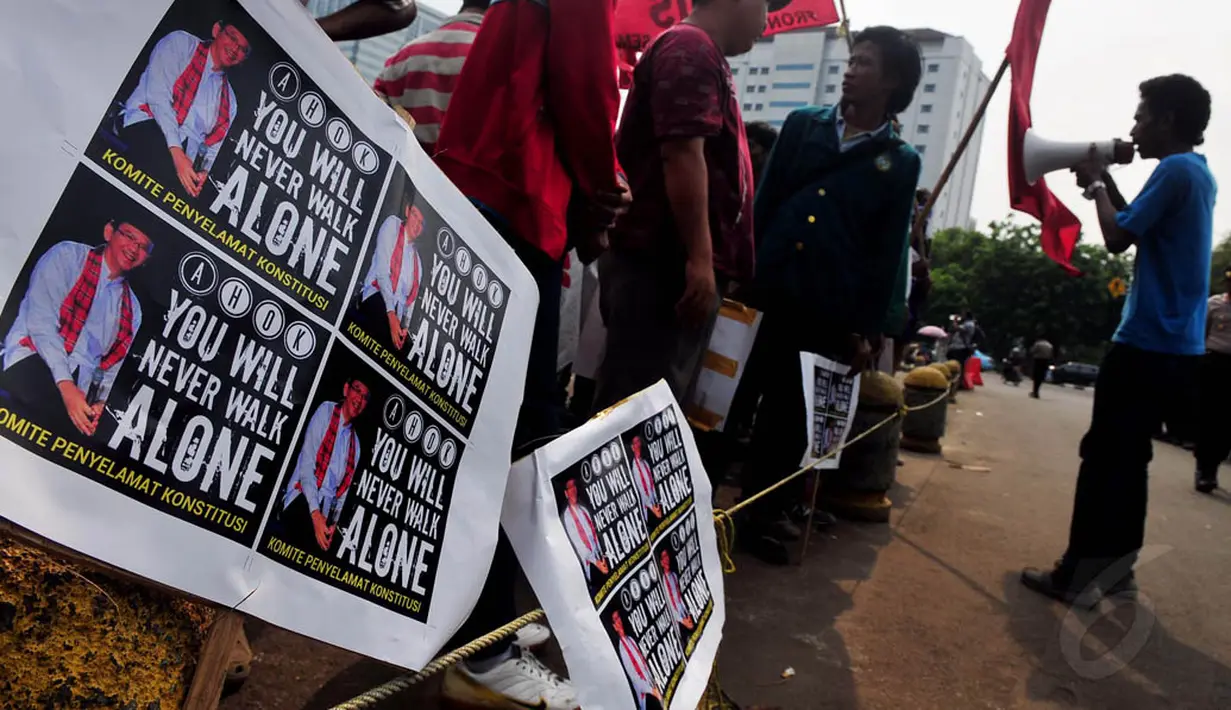 Massa membawa bendera berisi foto Ahok yang bertuliskan "Ahok You Will Never Walk Alone", Jakarta, Rabu (19/11/2014) (Liputan6.com/Johan Tallo)