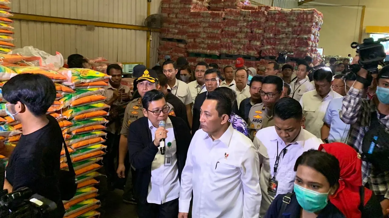 Satuan Tugas (Satgas) Pangan Polri melakukan sidak di gudang beras PT. Food Station Tjipinang Jaya, Jakarta Timur.
