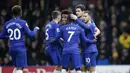 Armada Chelsea merayakan gol pertama yang dicetak oleh Eden Hazard di menit ke-45. pada laga lanjutan Premier League yang berlangsung di Stadion Vicarage Road, Watford, Rabu (24/12). Pasukan Maurizio Sarri menang 2-1 atas Watford. (AFP/AP)