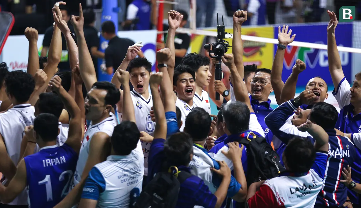 Selebrasi para pemain, pelatih dan ofisial Timnas bola voli putra Indonesia setelah menjadi juara putaran pertama SEA V League 2023 setelah mengalahkan Thailand 3-1 (21-25, 25-17, 25-23 dan 27-25) pada laga terakhir di Padepokan Voli Jenderal Polisi Kunarto, Sentul, Bogor, Minggu (23/07/2023). (Bola.com/Bagaskara Lazuardi)