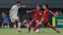 <p>Pemain&nbsp;Timnas Thailand U-19, Phanthamit Praphanth (kiri)&nbsp;berusaha melewati pemain Timnas Laos U-19 saat laga semifinal Piala AFF U-19 2022 yang berlangsung di Stadion Patriot Candrabhaga, Bekasi, Rabu (13/07/2022). (Bola.com/M Iqbal Ichsan)</p>