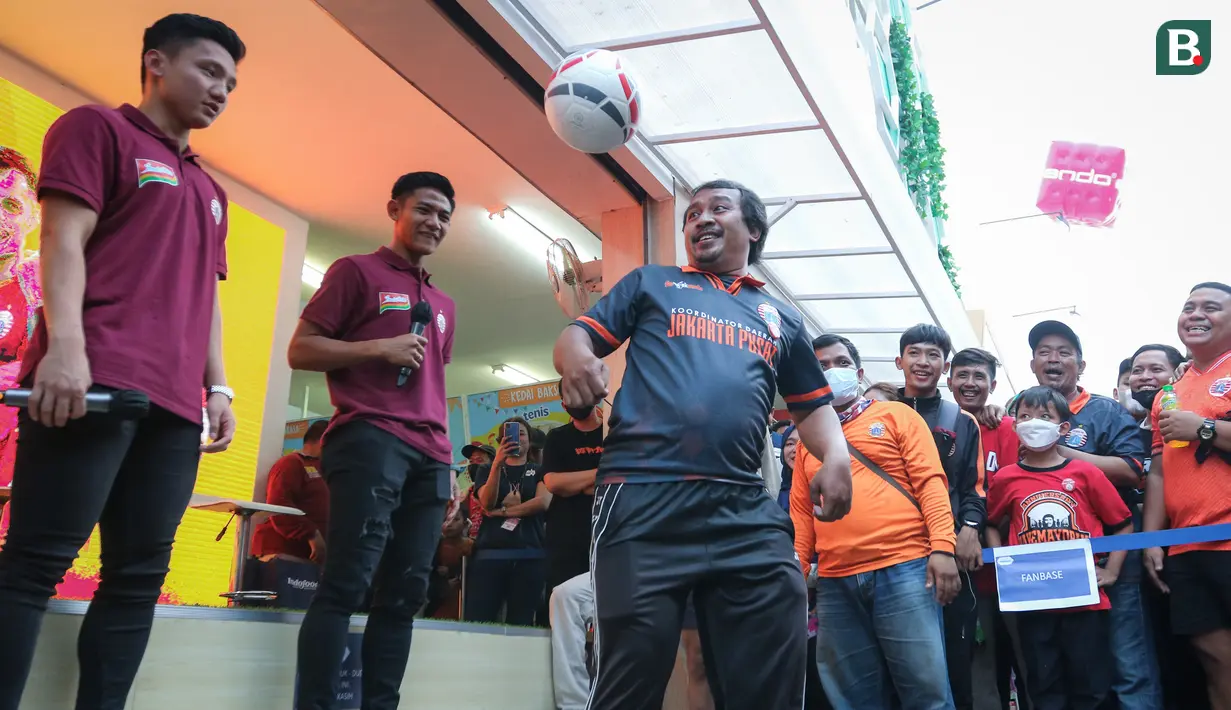 <p>Seorang The Jakmania menunjukkan kemampuannya melakukan juggling bola di depan para pemain Persija Jakarta saat Meet and Greet bersama tim Persija Jakarta di Jakarta Fair Kemayoran (JFK), Jakarta, Kamis (30/06/2022). (Bola.com/Bagaskara Lazuardi)</p>