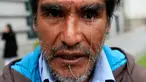 Edwin Morales, salah satu pemimpin demonstrasi berpose dengan mata palsunya di La Paz, Bolivia (12/4). Edwin merupakan satu dari ratusan penyandang cacat di Bolivia yang menuntut Presiden Bolivia Evo Morales. (REUTERS/David Mercado)