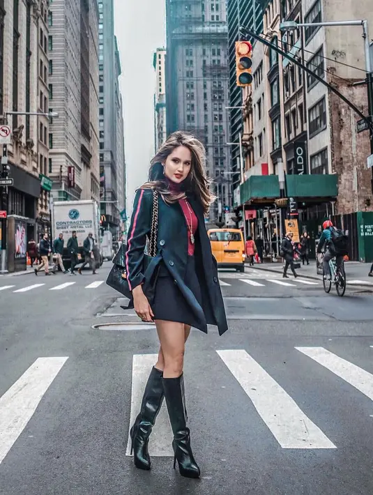 Bukan hal yang aneh jika Cinta Laura berpenampilan seksi. Mengingat sekarang ini ia lebih banyak menghabiskan waktunya di Amerika, dan sudah pasti gaya berbusananya pun terpengaruh dengan budaya di sana. (Instagram/cintalaurakiehl)