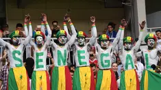 Suporter Senegal saat mendukung negaranya melawan Polondia pada grup H Piala Dunia 2018 di Stadion Spartak di Moskow, Rusia (19/6). Dalam pertandingan ini Senegal menang 2-1 atas Polandia. (AFP Photo/Francisco Leong)