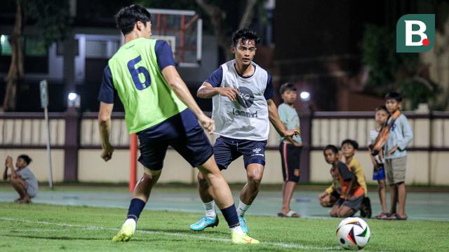 Foto: Pratama Arhan Urung Main saat Suwon FC Jajal Bhayangkara FC di Laga Uji Coba