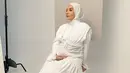 Menggunakan busana serba putih, penampilan istri Irwansyah ini pun terlihat begitu menawan. Gaya hijabnya yang cukup sederhana juga bisa dijadikan sebagai inspirasi. (Liputan6.com/IG/@zaskiasungkar15)