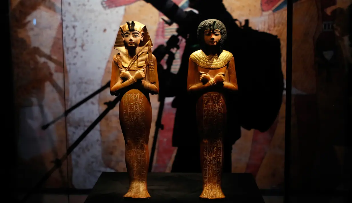 Patung Shabti atau pemakaman agama Mesir kuno dihadirkan dalam pameran tentang harta karun Firaun Tutankhamun di Grande Halle of La Villette, Paris, Prancis, Kamis (21/3). (AP Photo/Francois Mori)