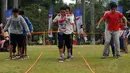 Lomba jalan menggunakan bakiak mewarnai HUT RI ke-69 di kawasan Tugu Monas, Jakarta, (31/8/2014). (Liputan6.com/Helmi Fithriansyah)