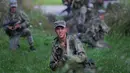 Seorang tentara Rusia mengambil posisi menembak saat mengikuti kompetisi Master Angkatan Darat yang merupakan bagian dari Olimpiade Angkatan Darat di Novosibirsk, Rusia, 2 Agustus 2017. (AP Photo/Ivan Sekretarev)