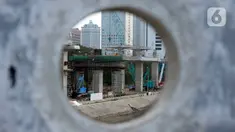 Para pekerja sedang menyelesaikan bentangan beton panjang light rail transit (LRT) di tikungan Jembatan 66 Kuningan-Dukuh Atas, Jakarta, Senin (6/7/2020). (merdeka.com/Dwi Narwoko)