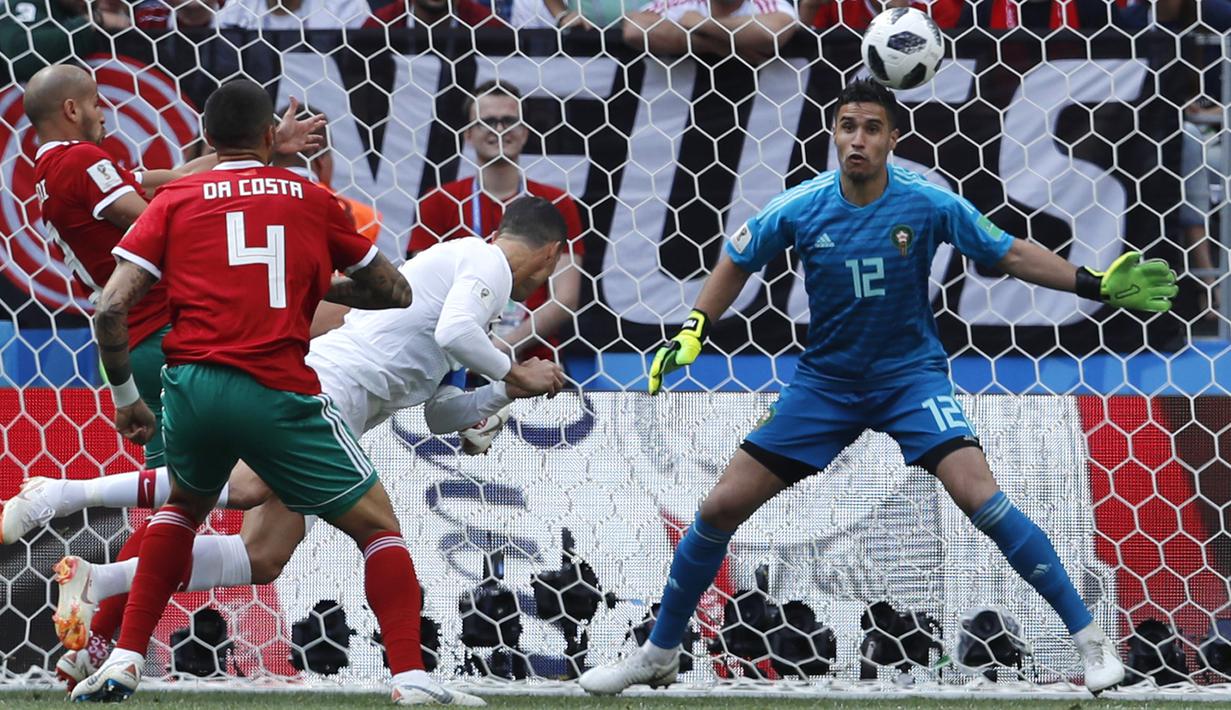 Proses terjadinya gol yang dicetak bintang Portugal, Cristiano Ronaldo ke gawang Maroko pada laga grup B Piala Dunia di Stadion Luzhniki, Moskow, Kamis (20/6/2018). Portugal menang 1-0 atas Maroko. (AP/Hassan Ammar)
