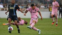 Pemain Inter Miami, Lionel Messi mencetak gol ke gawang Philadelphia Union pada laga Piala Liga 2023 di Subaru Park, Chester, Pennsylvania, 15 Agustus 2023. (AFP/Angela Weiss)