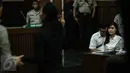 Tersangka pembunuhan Wayan Mirna Salihin, Jessica Kumala Wongso mendengarkan kesaksian Hanie Juwita Boon dalam sidang lanjutan di PN Jakarta Pusat, Rabu (13/7). Hanie merupakan teman minum kopi korban dan tersangka. (Liputan6.com/Faizal Fanani) 