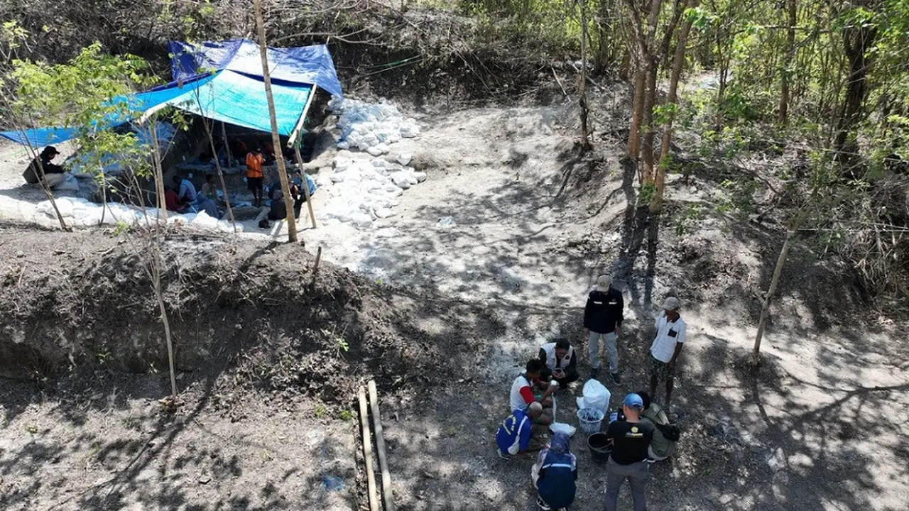Tim Pusat Survei Geologi Badan Geologi Kementerian Energi dan Sumber Daya Mineral (ESDM) temukan fosil gajah purba dan Komodo di NTT. Dok ESDM