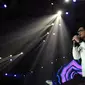 Lagu 'Bunga Terakhir' mengalun membuka penampilan Afgan di konser Magenta Orchestra X atau MOX, Jakarta, Jumat (14/11/2014). (Liputan6.com/Panji Diksana)