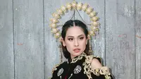 Maudy Ayunda mengenakan kebaya janggan modifikasi yang dibuat oleh Fadlan. Atasan crop hitam model lengan panjang cut out dan train ini terinspirasi dari baju Ageman (baju adat yang dipakai Raja Surakarta di Keraton Solo) dan dilengkapi dengan Singkepan Ageng (kerah besar yang melengkung).Embroidery di trainnya juga men-highlight motif batik dariJawa dan Solo. [@maudyayunda]