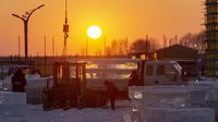 Para pekerja bekerja di lokasi konstruksi untuk ajang Dunia Es dan Salju Harbin, taman hiburan musiman terkenal yang dibuka setiap musim dingin, di Harbin, Heilongjiang, China, 14 Desember 2020. Ajang Dunia Es dan Salju Harbin ke-22 dijadwalkan dibuka pada akhir Desember. (Xinhua/Xie Jianfei)