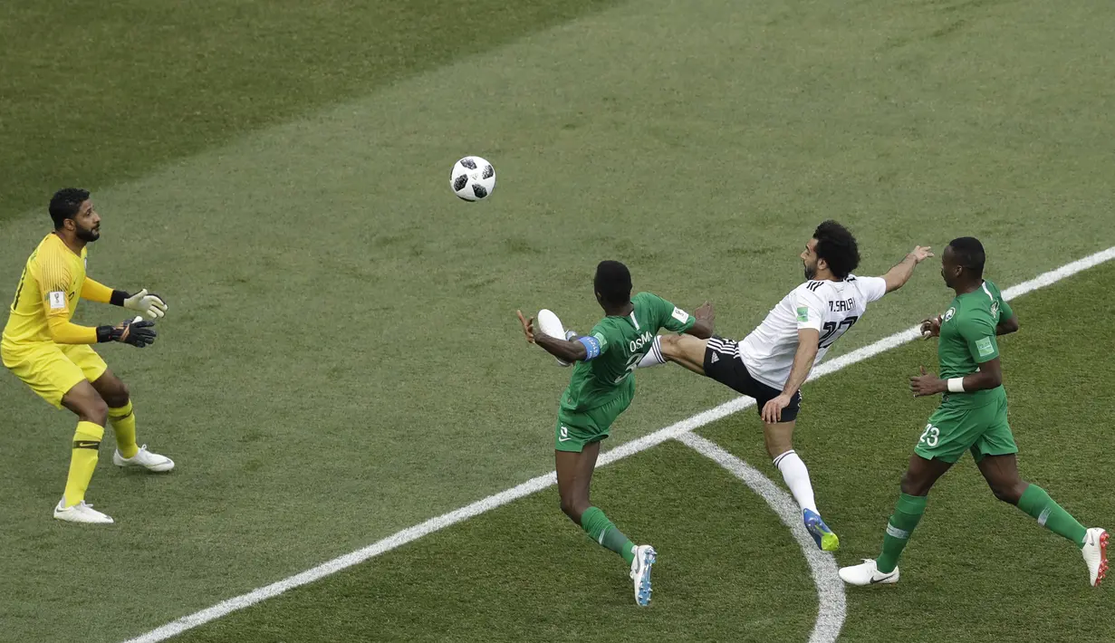 Proses terjadinya gol yang dicetak gelandang Mesir, Mohamed Salah, ke gawang Arab Saudi pada laga grup A Piala Dunia di Volgograd Arena, Volgograd, Senin (25/6/2018). Arab Saudi menang 2-1 atas Mesir. (AP/Darko Vojinovic)