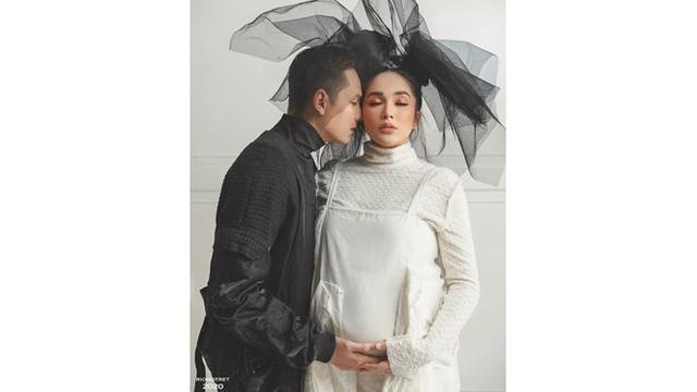 6 Gaya Maternity Shoot Ussy Sulistiawaty Bertema Fashionable, Tampil Modis