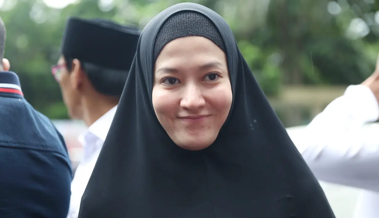 Lyra Virna memmpunyai bisnis baju muslim dengan harga yang terjangkau. Bisnisnya itu diberi namma Syar'i. (Nurwahyunan/Bintang.com)